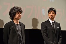 左から池松壮亮、西島秀俊。