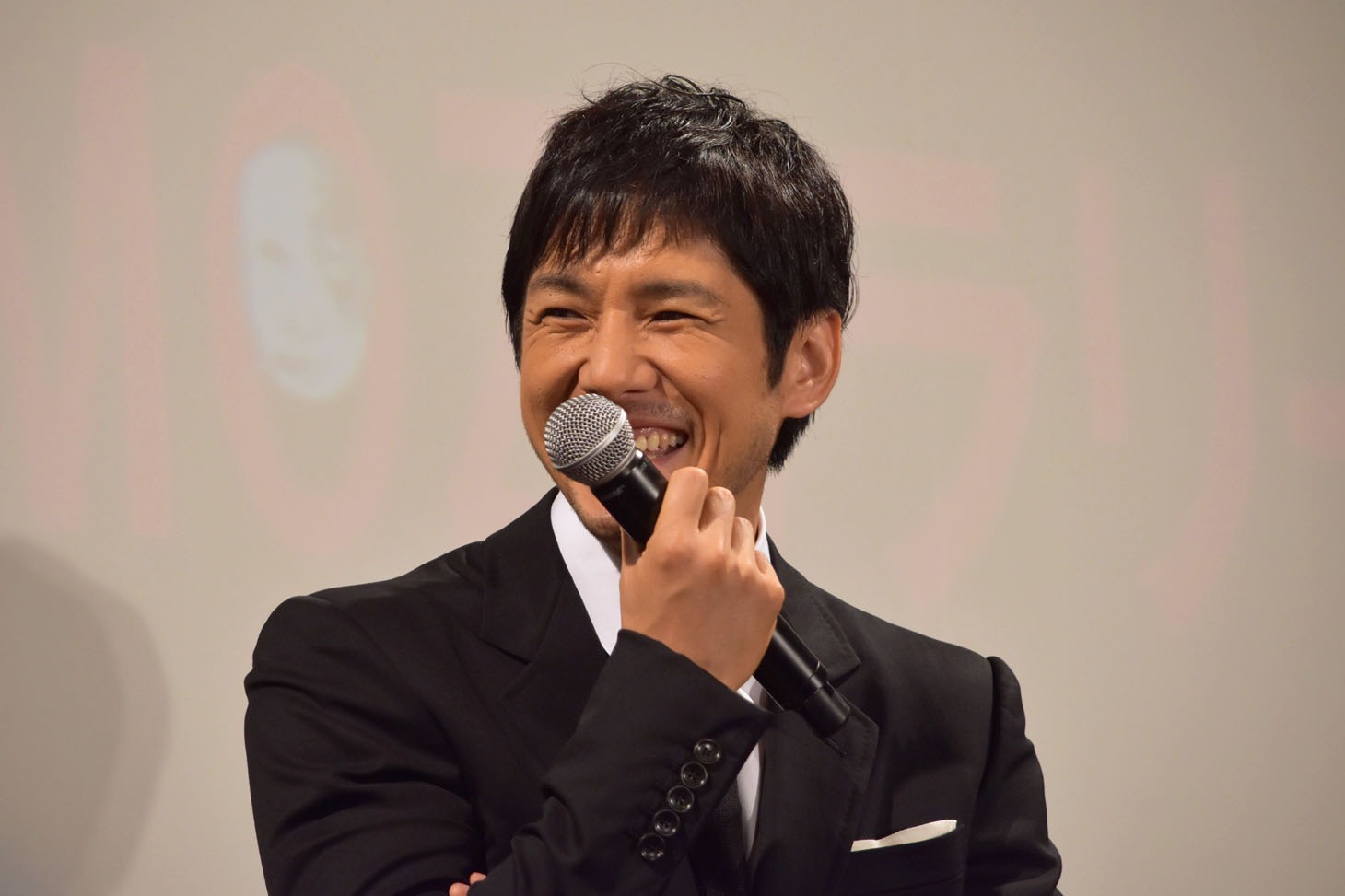 「怖くて、1人ではドラマの第6話までしか観れなかった」というファンに「ちゃんと観てくださいよ！」とツッコむ西島秀俊。