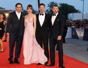 第72回ヴェネツィア国際映画祭にて、「ブラック・スキャンダル」ワールドプレミアの様子。左からジョニー・デップ、ダコタ・ジョンソン、スコット・クーパー、ジョエル・エドガートン。(c)KAZUKO WAKAYAMA