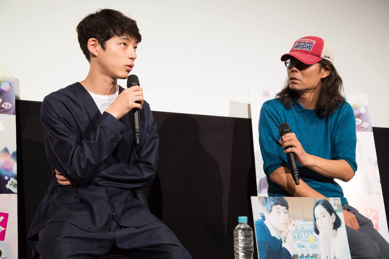 左から坂口健太郎、英勉。