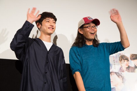 左から坂口健太郎、英勉。