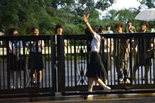 無事に校門を乗り越え、拍手を求める真山朔。