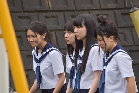 左から井上苑子、三浦透子、真山朔、大関れいか。