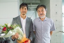 「クリーピー」クランクアップ時の様子。左から西島秀俊、黒沢清。(c)2016「クリーピー」製作委員会