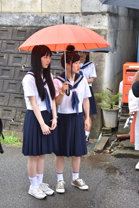 左から真山朔、大関れいか。