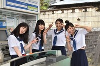 左から三浦透子、真山朔、井上苑子、大関れいか。