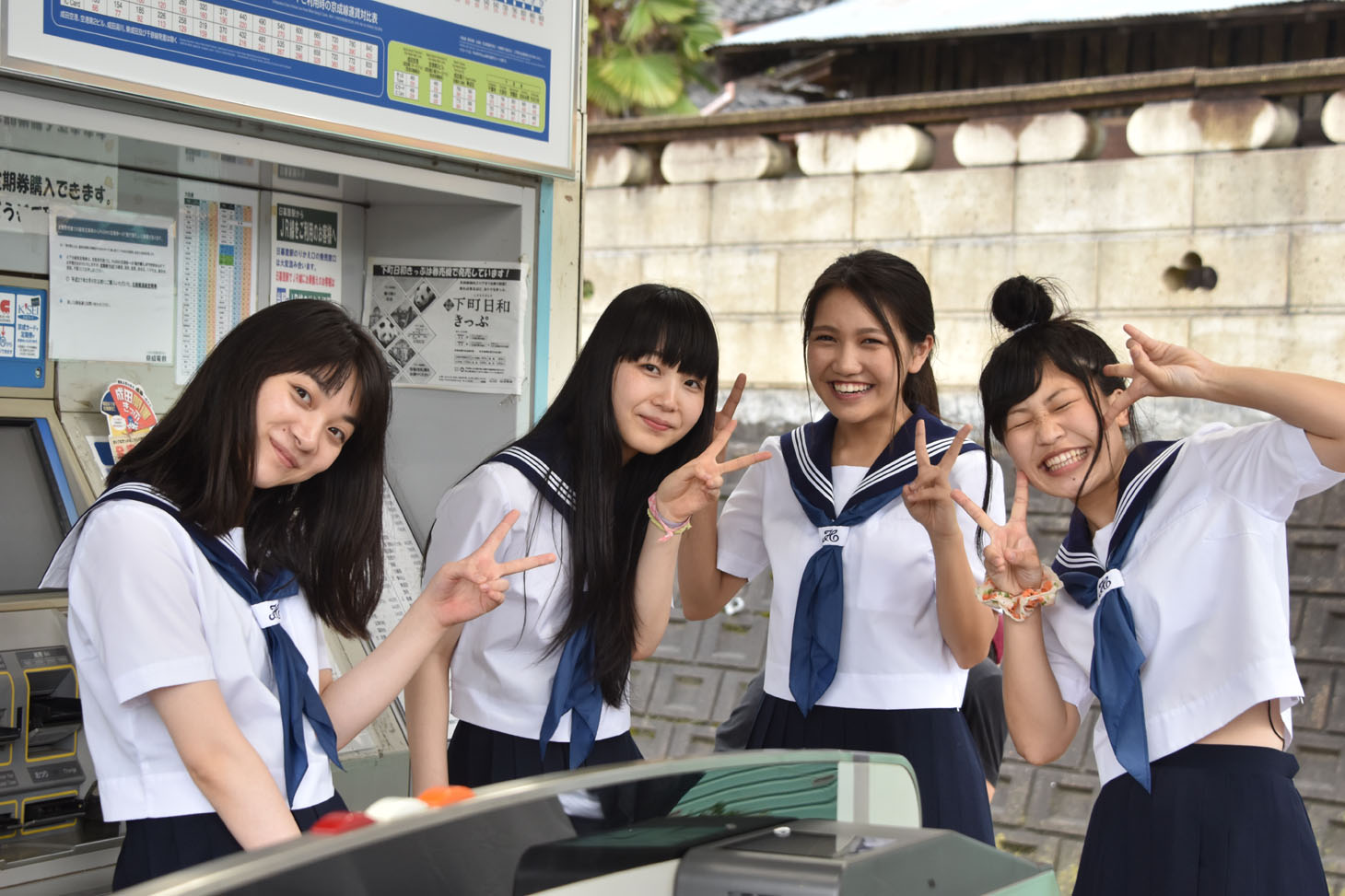 左から三浦透子、真山朔、井上苑子、大関れいか。