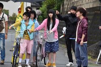 左から大関れいか、真山朔、松居大悟。