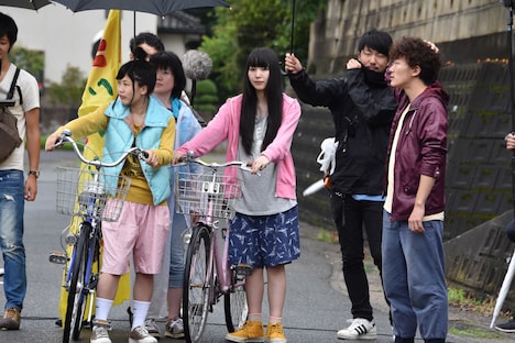 左から大関れいか、真山朔、松居大悟。