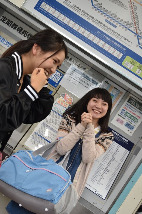 左から井上苑子、三浦透子。