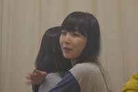 クランクアップの際に泣きだしてしまった妹役の武田杏香を抱きしめる真山朔。