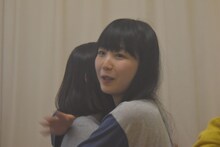 クランクアップの際に泣きだしてしまった妹役の武田杏香を抱きしめる真山朔。