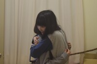 クランクアップの際に泣きだしてしまった妹役の武田杏香を抱きしめる真山朔。