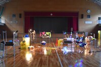 クリープハイプ「わすれもの」MVのクライマックスが撮影された体育館のセット。