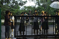 校門を乗り越えるシーンの撮影。