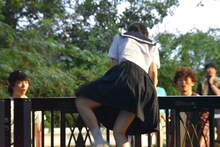 校門を乗り越える真山朔。