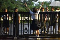 無事に校門を乗り越えた真山朔。