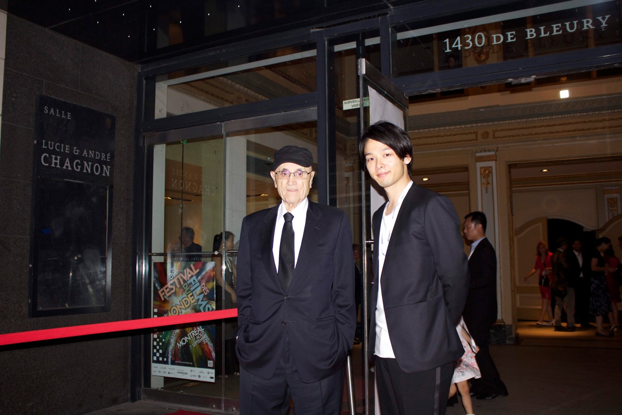 モントリオール世界映画祭にて。左から映画祭主催者のセルジュ・ロジーク、中村倫也。
