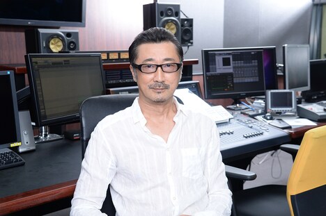 収録スタジオを背にした大塚明夫。