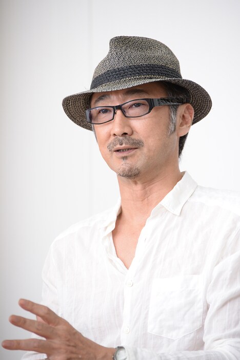 インタビューに応じる大塚明夫。