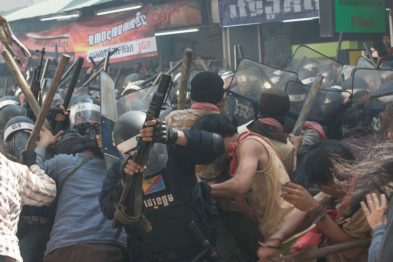 暴徒化した国民が外国人を襲う！「クーデター」緊迫感あふれる場面写真が到着