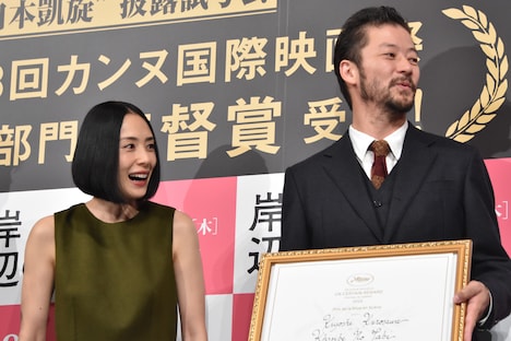 受賞を祝う豪華なケーキの登場に驚きを隠せない深津絵里（左）と浅野忠信（右）。