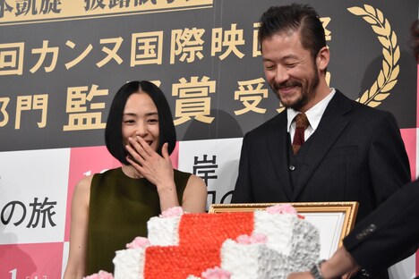 レッドカーペットをイメージしたケーキの登場に喜ぶ深津絵里（左）と浅野忠信（右）。