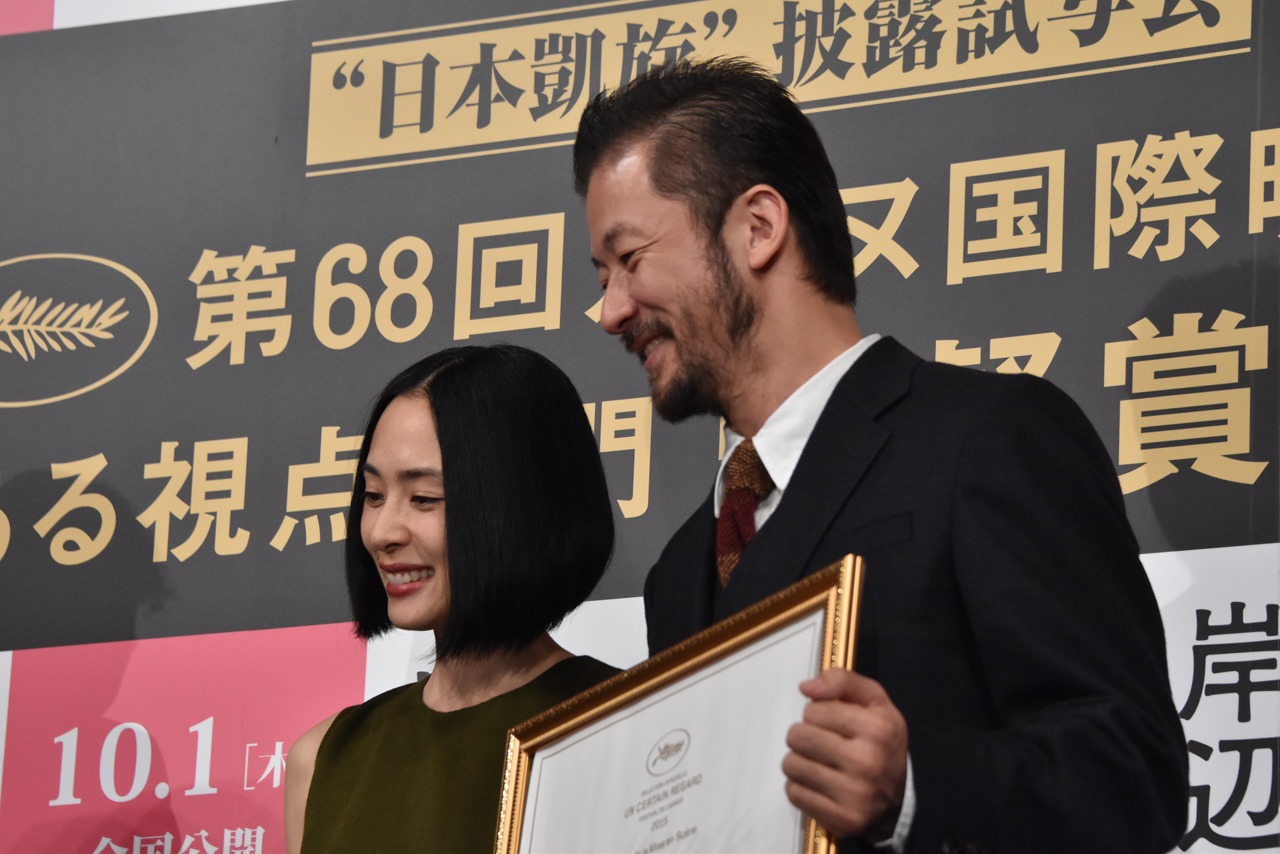 左から深津絵里、浅野忠信。