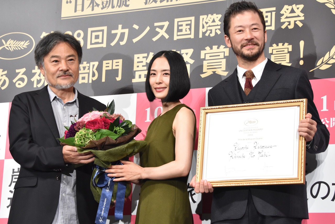 左から黒沢清、深津絵里、浅野忠信。