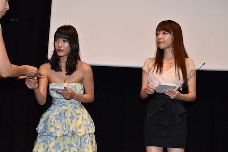 「映画 みんな！エスパーだよ！」の“美女だらけのセクシーナイト舞台挨拶Vol.1”特典お渡しサービスの様子。