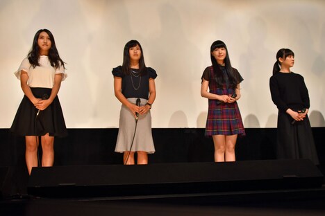 左から井上苑子、大関れいか、真山朔、三浦透子。