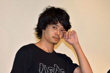 目をこする池松壮亮。