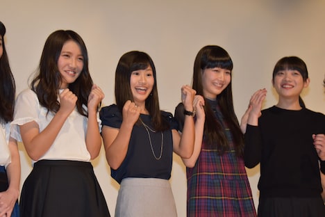 左から井上苑子、大関れいか、真山朔、三浦透子。