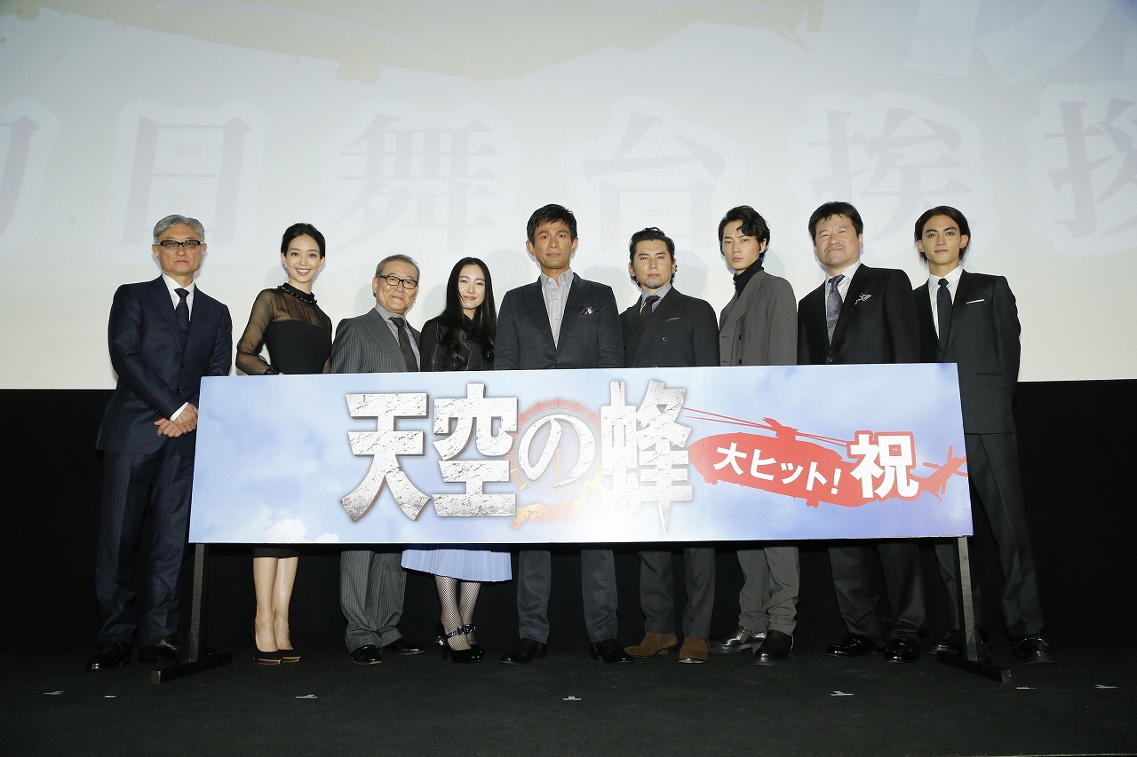 「天空の蜂」公開初日舞台挨拶にて、左から堤幸彦、松島花、國村隼、仲間由紀恵、江口洋介、本木雅弘、綾野剛、佐藤二朗、永瀬匡。