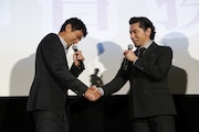 「天空の蜂」公開初日舞台挨拶で固い握手を交わす江口洋介(左)と本木雅弘(右)。