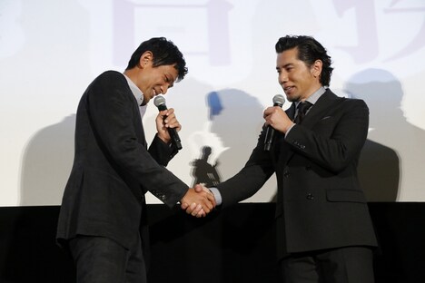 「天空の蜂」公開初日舞台挨拶で固い握手を交わす江口洋介(左)と本木雅弘(右)。