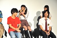 実写ドラマ「あの日見た花の名前を僕達はまだ知らない。」完成披露試写会の様子。