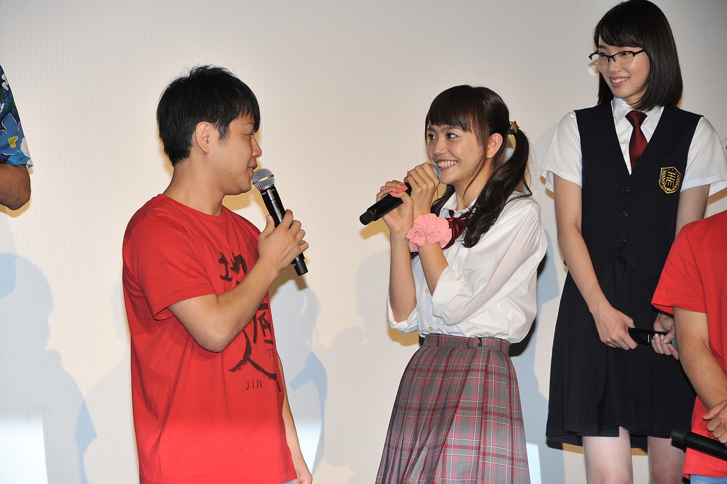 NON STYLE井上（左）と松井愛莉（右）。