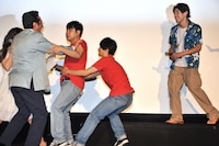 暴走するNON STYLE井上裕介を制止するキャスト陣とMC。