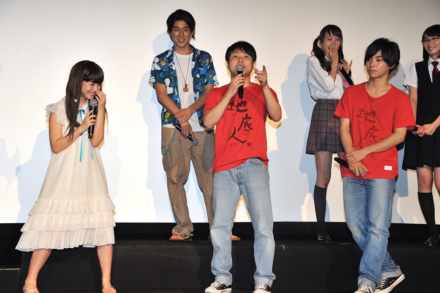 実写ドラマ「あの日見た花の名前を僕達はまだ知らない。」完成披露試写会に登場したNON STYLE井上（中央）。