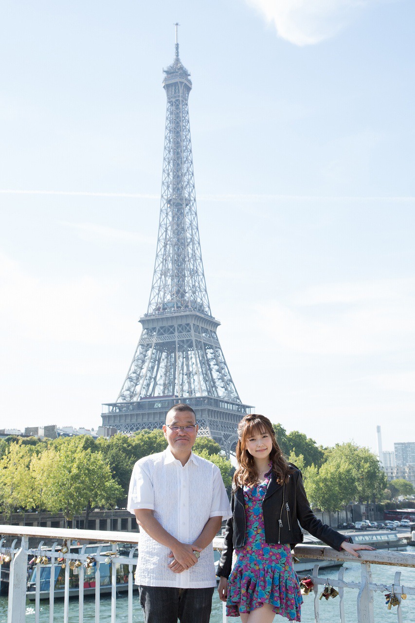 パリの観光を楽しむAKB48・島崎遥香（右）と中田秀夫（左）。