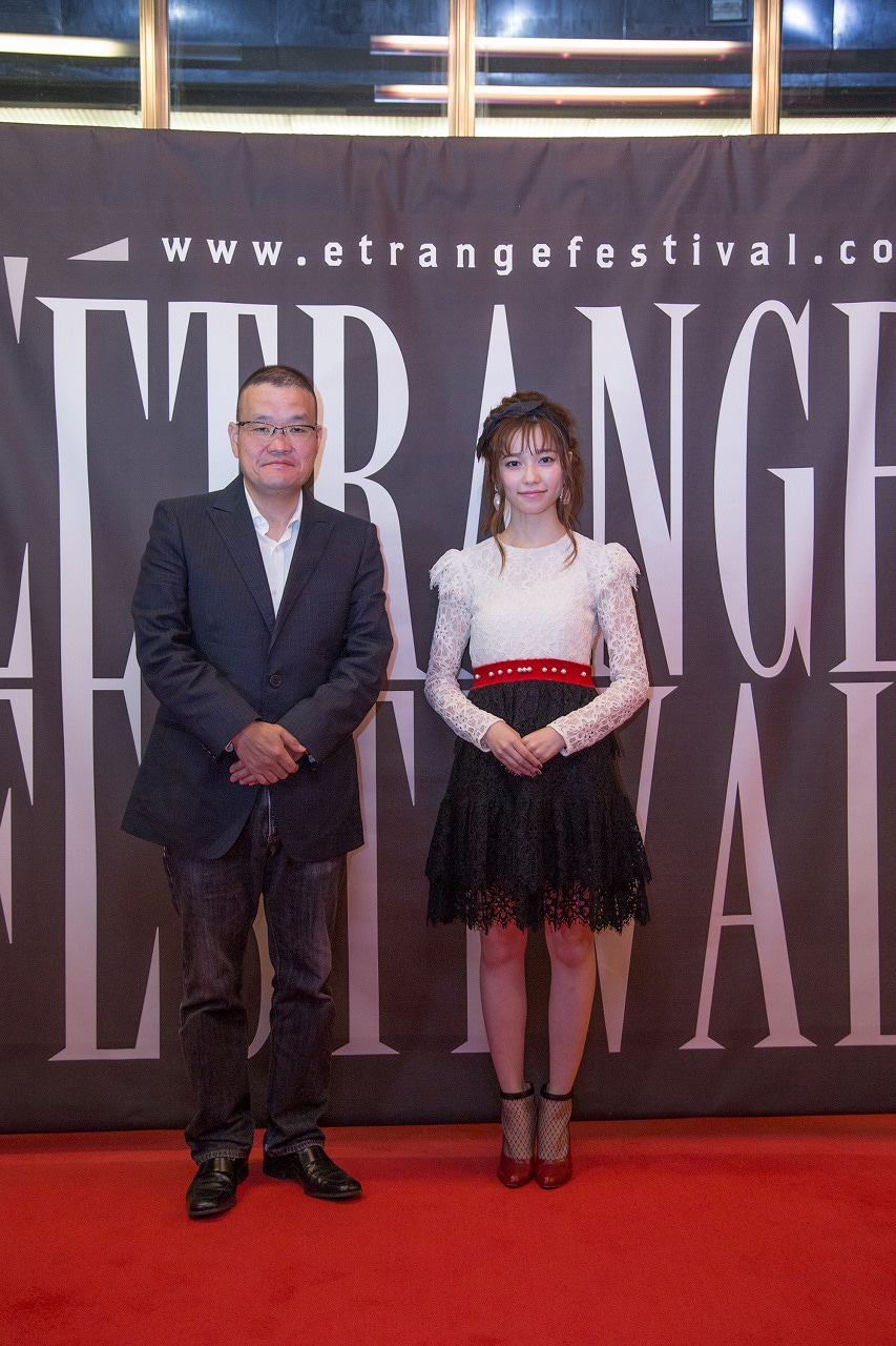 第21回エトランジェ映画祭に参加したAKB48・島崎遥香（右）と中田秀夫（左）。