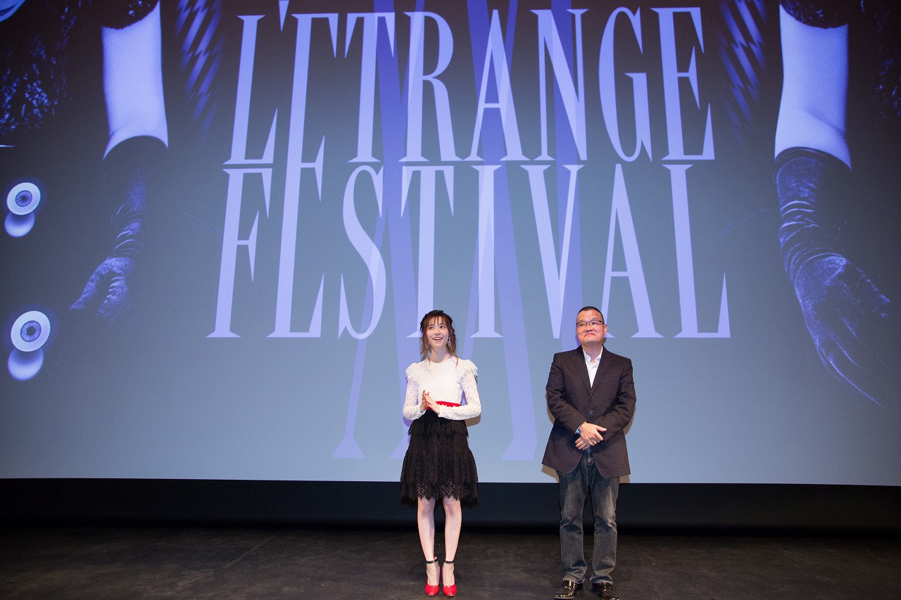 第21回エトランジェ映画祭に参加したAKB48・島崎遥香（左）と中田秀夫（右）。
