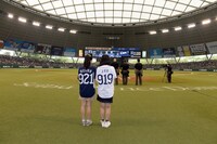 「ライオンズの勝利を心が叫びたがってるんだ。 Supported by 超平和バスターズ」始球式の様子。