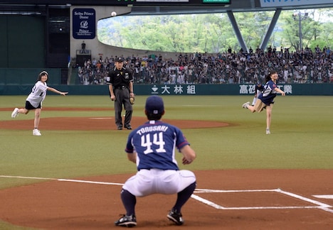 「ライオンズの勝利を心が叫びたがってるんだ。 Supported by 超平和バスターズ」始球式の様子。