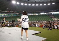 「ライオンズの勝利を心が叫びたがってるんだ。 Supported by 超平和バスターズ」始球式の様子。