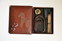 笠智衆が愛用した硯箱。（玉名市草枕交流館所蔵）