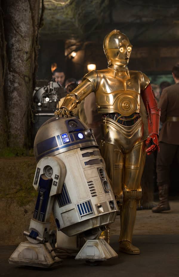 スター・ウォーズ」名コンビ写真解禁、R2-D2となぜか左腕が赤いC-3PO 