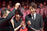 胸ポケットからアントマンのマスコット付きのハンカチを出す小杉竜一。