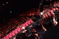 観客を盛り上げるポール・ラッド。